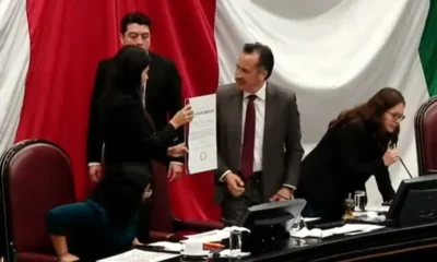 Entregan reconocimiento a Cuitláhuac García…»Cómo peor gobernador de la historia de Veracruz»