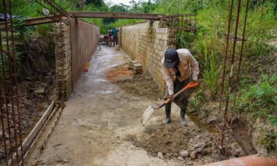 Construcción de canal pluvial beneficia a las familias de la cabecera municipal de Cosoleacaque.