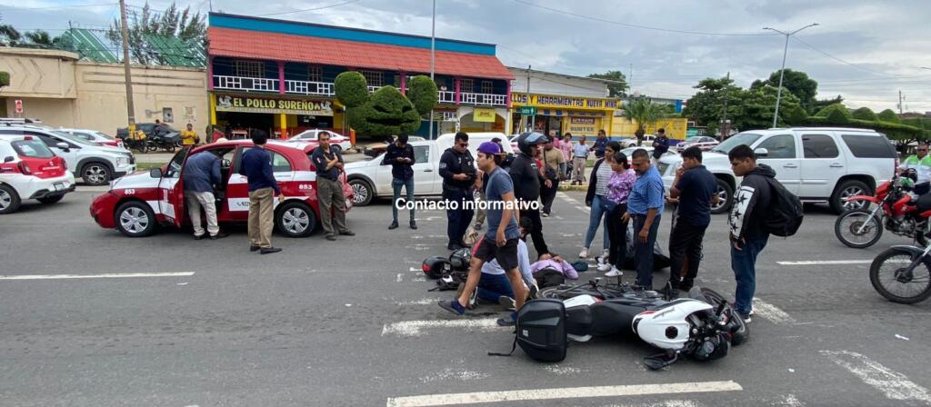 Taxista chocó por alcance a motociclista en Minatitlán; fue atendido por socorristas de PC Cosoleacaque