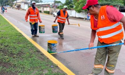El H. Ayuntamiento de Cosoleacaque efectúa trabajos de pintura en guarniciones del bulevar Institutos Tecnológicos