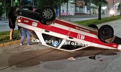 Taxi ch0có contra grúa en el Bulevar y quedó volcado frente a la comandancia de Minatitlán