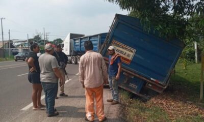A PUNTO DE VOLCARSE TRACTOCAMION EN JÁLTIPAN.