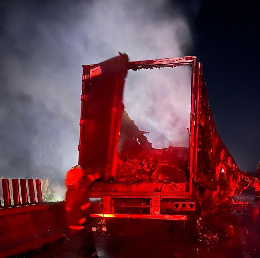 Se incendió un tráiler con cargamento en la pista Cosoleacaque-Villahermosa