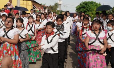Colorido desfile de la Revolución Mexicana en la colonia Díaz Ordaz de Cosoleacaque.