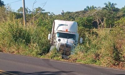 Tractocamión acabó fuera de la carretera Canticas
