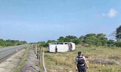 Reventó la llanta y provocó volcadura en la carretera