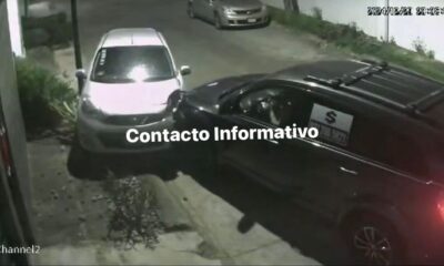 Mujer, se imp4cta contra vehículo estacionado en Minatitlán; huye de lugar.