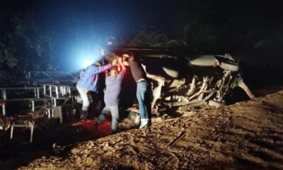 Camioneta cargada con equipo de luz y sonido acabó volc4d0 en Hidalgotitlán, Ver.