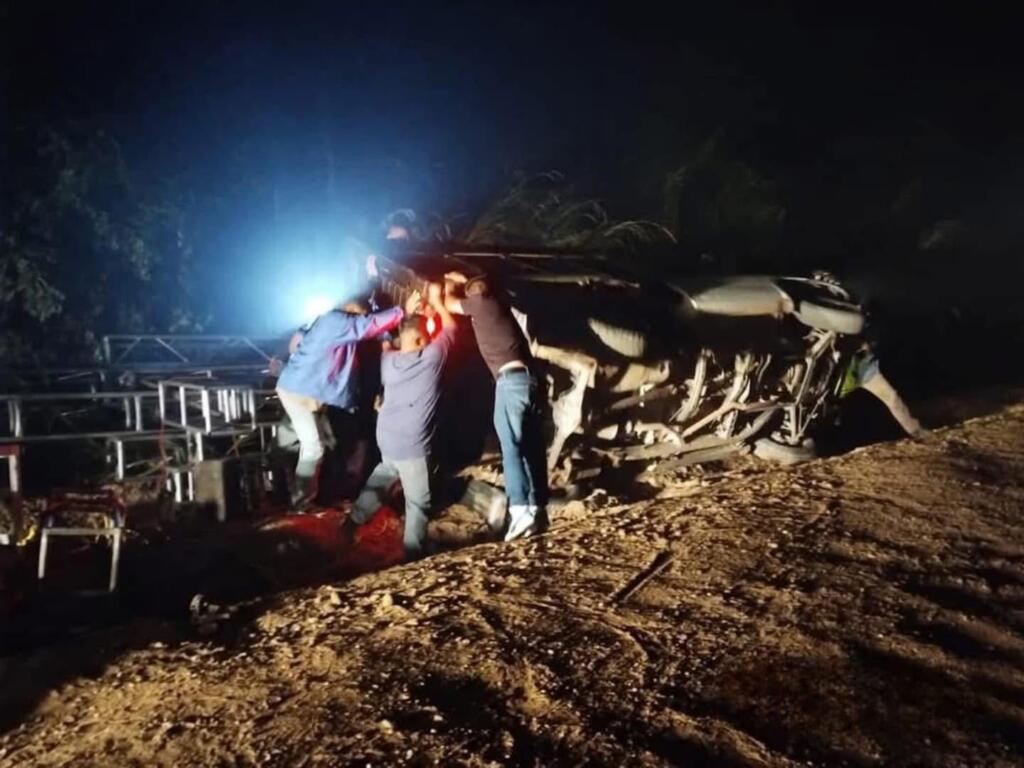 Camioneta cargada con equipo de luz y sonido acabó volc4d0 en Hidalgotitlán, Ver.