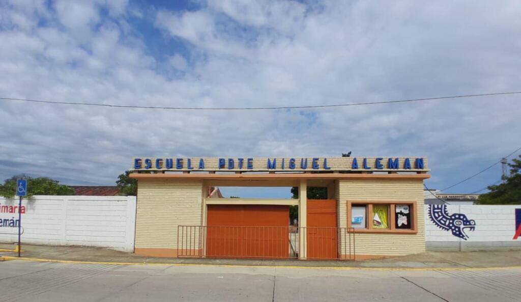 Detienen y mandan al CERESO a tesorera de la primaria Miguel Alemán, Artículo 123; la acusan de desviar más de medio millón de pesos