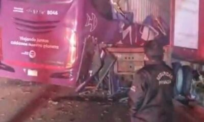 ADO choc@ contra tráiler en el libramiento de Perote, saldo preliminar 5 personas Fall3c!das