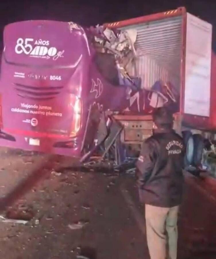 ADO choc@ contra tráiler en el libramiento de Perote, saldo preliminar 5 personas Fall3c!das