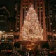 El árbol del Rockefeller Center se ilumina en Nueva York al ritmo de Thalía