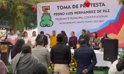 Alcalde con orden de aprehensión acude a tomar protesta y escapa del Operativo Enjambre