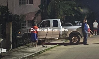 Camioneta a punto de caer en una casa