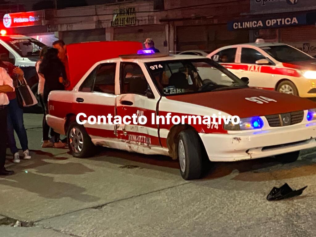 Fuerte ch0que entre moto y taxi en Minatitlán; dos h3ridos
