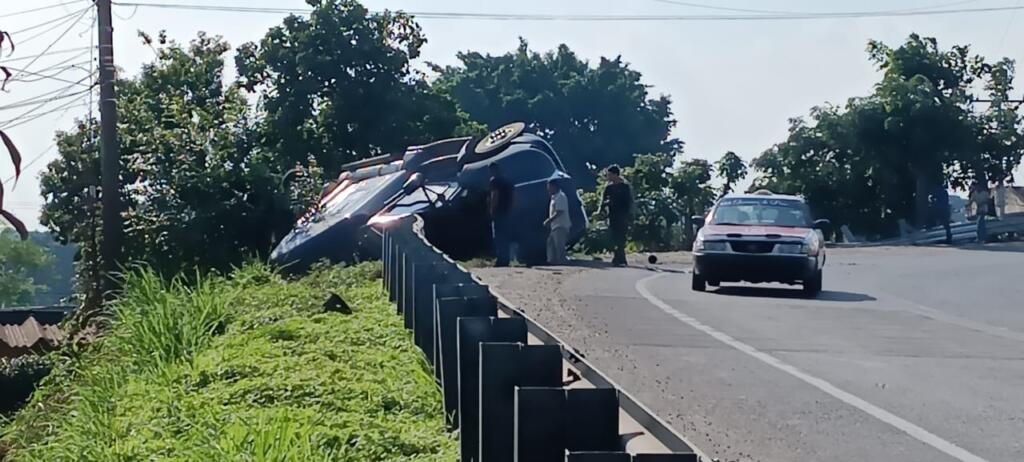 Tractocamión v0lcó  frente a la colonia Agustín Melgar