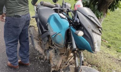 Mu3re motociclista en la zona rural de Minatitlán