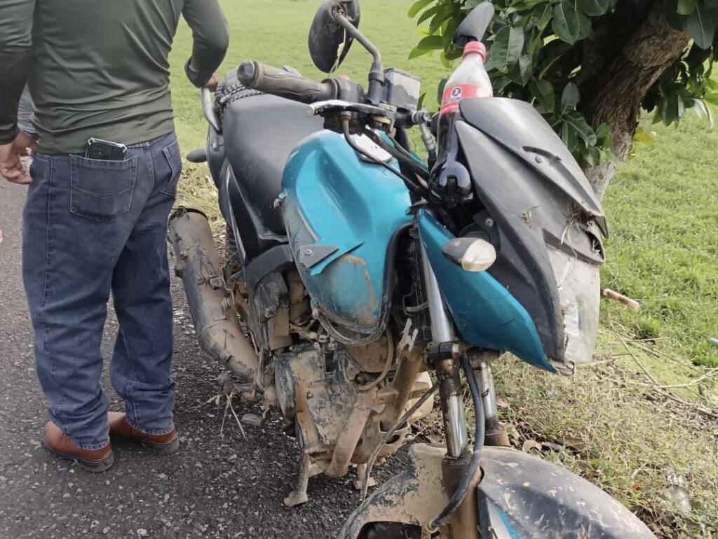 Mu3re motociclista en la zona rural de Minatitlán
