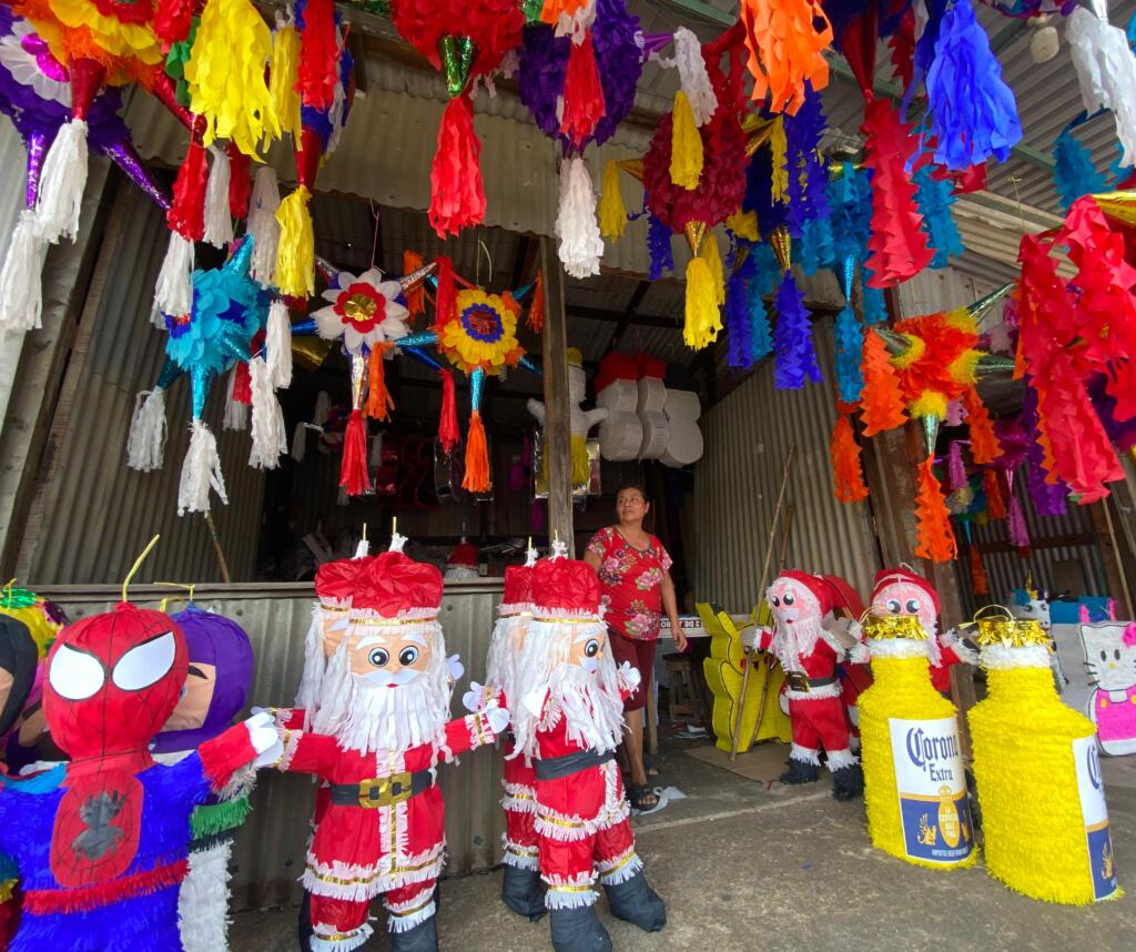 Comienza producción de piñatas navideñas en la tradicional «Calle de las Piñatas» en Minatitlan
