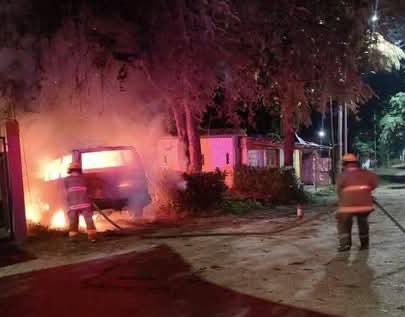 Camioneta ard!ó en llamas en la colonia Salubridad