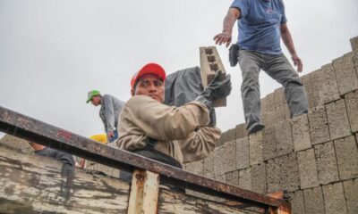 Ponciano Vázquez inicia el año entregando apoyos a integrantes de escuelas e iglesias.
