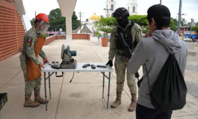 Habitantes de Cosoleacaque participan en el canje de armas 2025