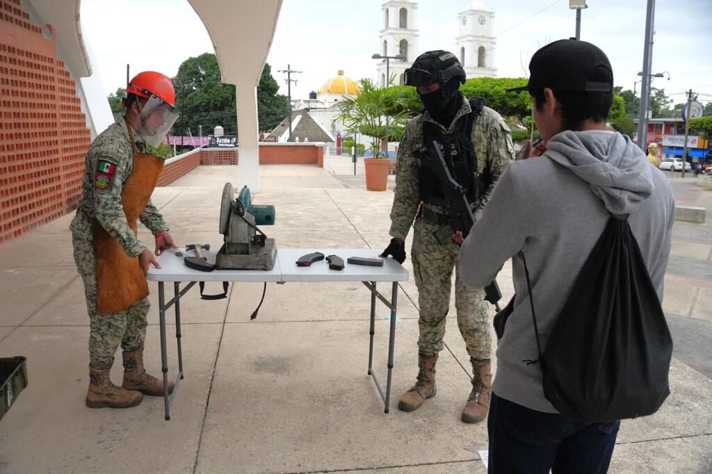 Habitantes de Cosoleacaque participan en el canje de armas 2025