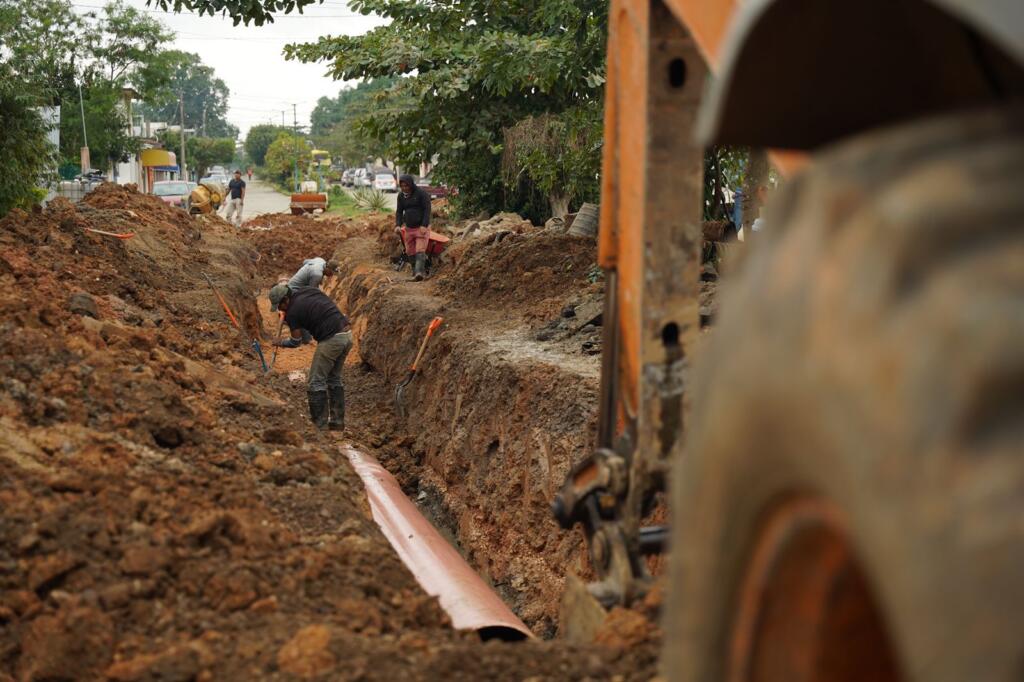 El H. Ayuntamiento de Cosoleacaque efectúa trabajos de rehabilitación de drenaje sanitario en diferentes puntos del municipio.