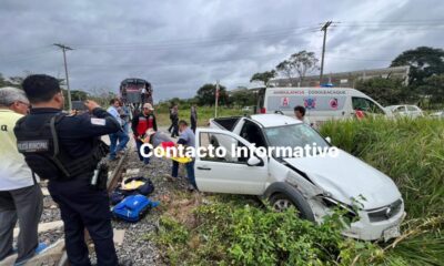 Se lleva el tren camioneta RAM en Cosoleacaque; dos les!0nados