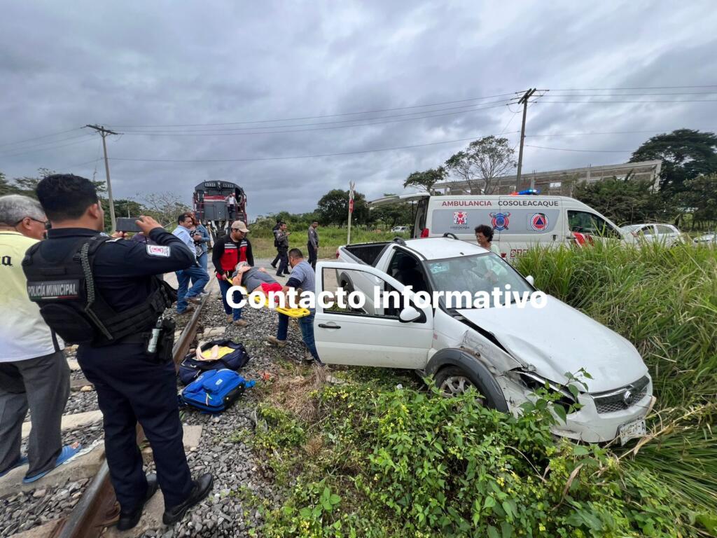 Se lleva el tren camioneta RAM en Cosoleacaque; dos les!0nados