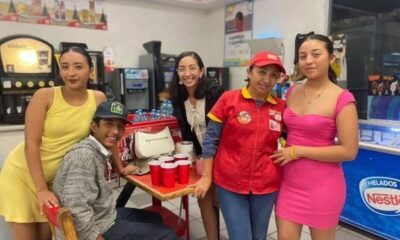 ¡Un gesto conmovedor en Sucilá, Yucatán! ❤️ Jóvenes celebran Navidad en un Oxxo; a su mamá le tocaba trabajar.