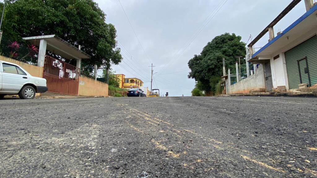 Asfaltado “a medias” pretenden entregar en la colonia El Jagüey; la obra fue reportada con una inversión de seis millones de pesos