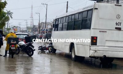 Motociclista impactó por alcance a taxistas, y a punto estuvo de quedar debajo de un autobús