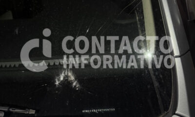 Dama presuntamente afectada de sus facultades ocasionó daños a un automovili; vecinos alertan sobre la situación en Cosoleacaque
