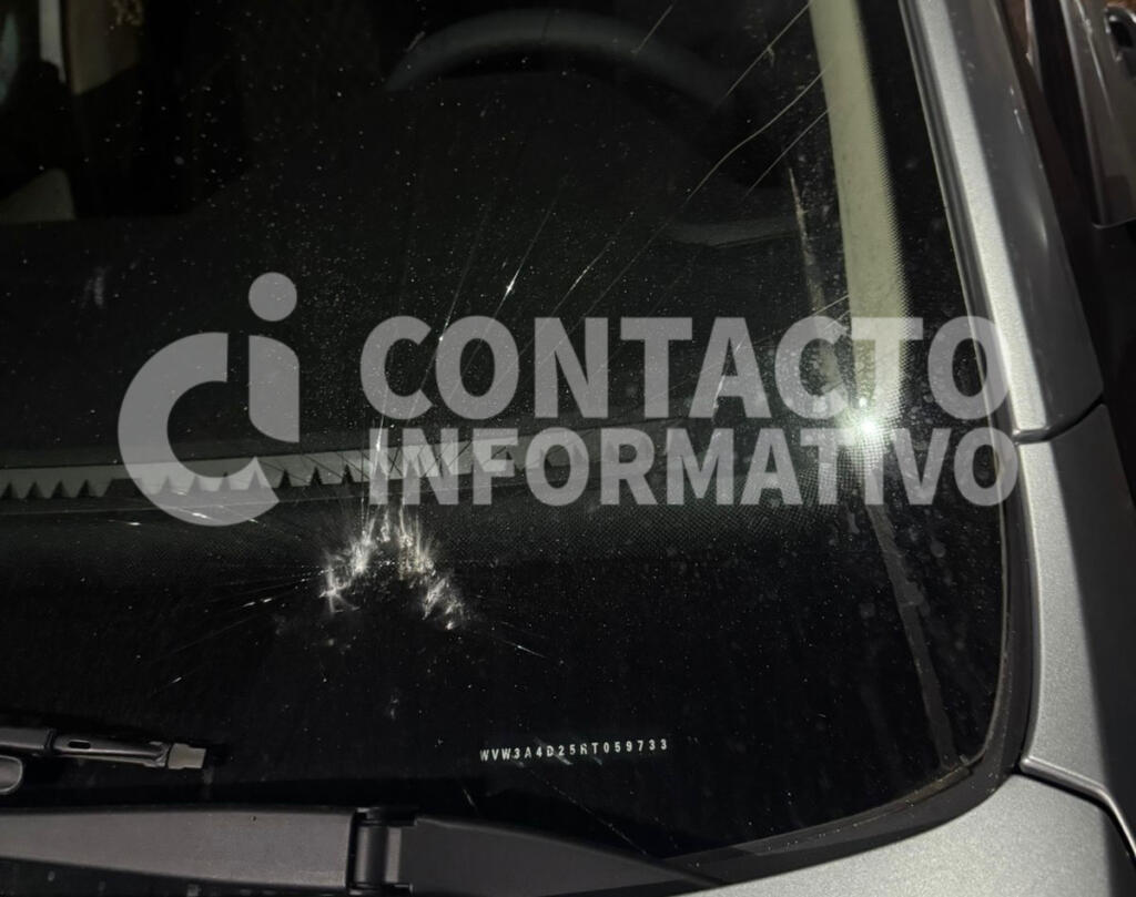 Dama presuntamente afectada de sus facultades ocasionó daños a un automovili; vecinos alertan sobre la situación en Cosoleacaque