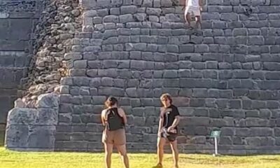 Turistas suben al Castillo de Chichén Itzá en Yucatán a pesar de estar prohibido; fueron detenidos