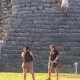 Turistas suben al Castillo de Chichén Itzá en Yucatán a pesar de estar prohibido; fueron detenidos