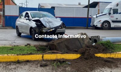 Chófer de Aveo derribó un poste en el Bulevar; el responsable escapó de la escena