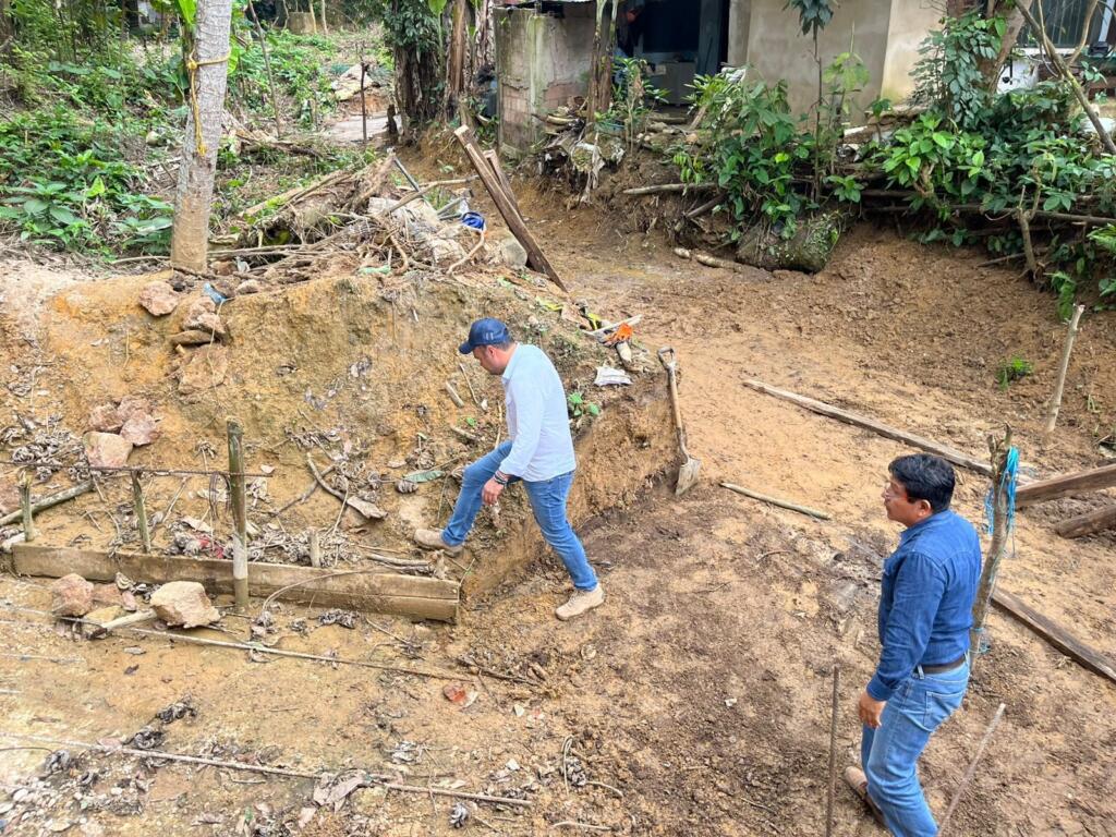Ponciano Vázquez Parissi  supervisa obras en construcción en Cosoleacaque.