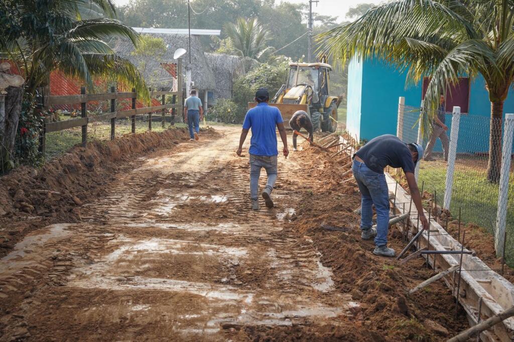 Una obra más de pavimentación para la localidad de Coacotla de Cosoleacaque.