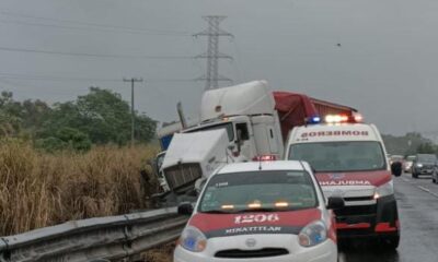 Tráiler se impactó contra muro de contención en la autopista, frente a la colonia Veracruz