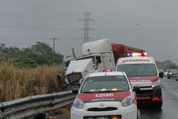 Tráiler se impactó contra muro de contención en la autopista, frente a la colonia Veracruz