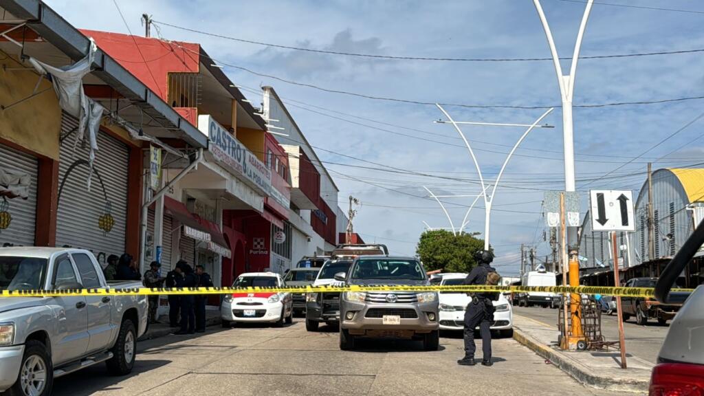 Decomisan presunto arsenal tras persecución en terminal de segunda en Acayucan