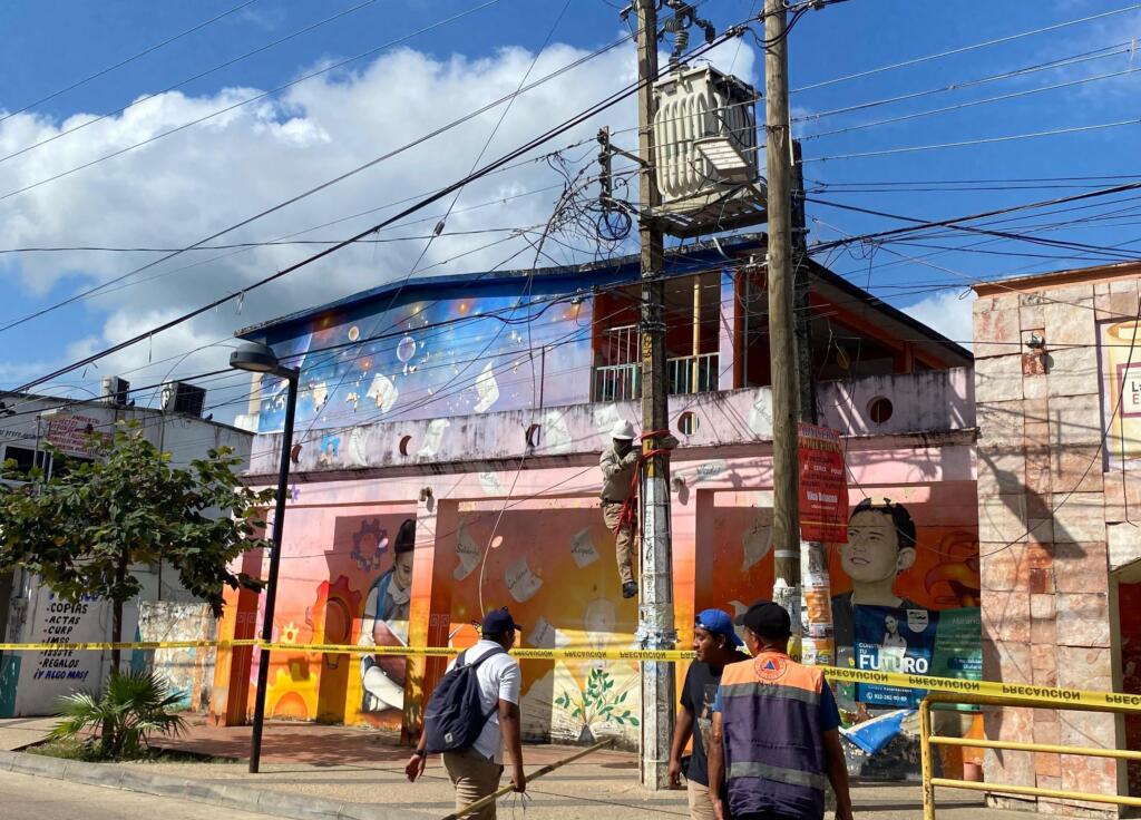 Atiende Alumbrado Público de Cosoleacaque, un corto circuito en la cabecera municipal.