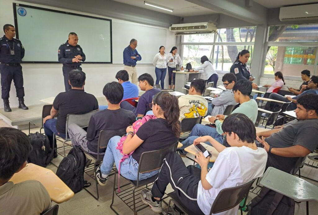 Policía Municipal de Cosoleacaque imparte pláticas de seguridad a los jóvenes del TEC.