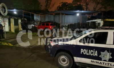 (+VIDEO) Camioneta se imp4cta contr4 malla metálica de vulcanizadora en Minatitlán