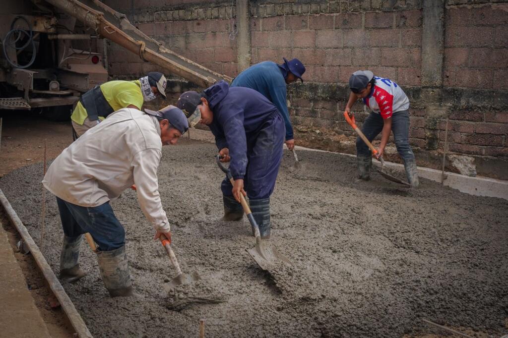 Avanzan obras de pavimentación en la colonia Cerro Alto de Cosoleacaque.