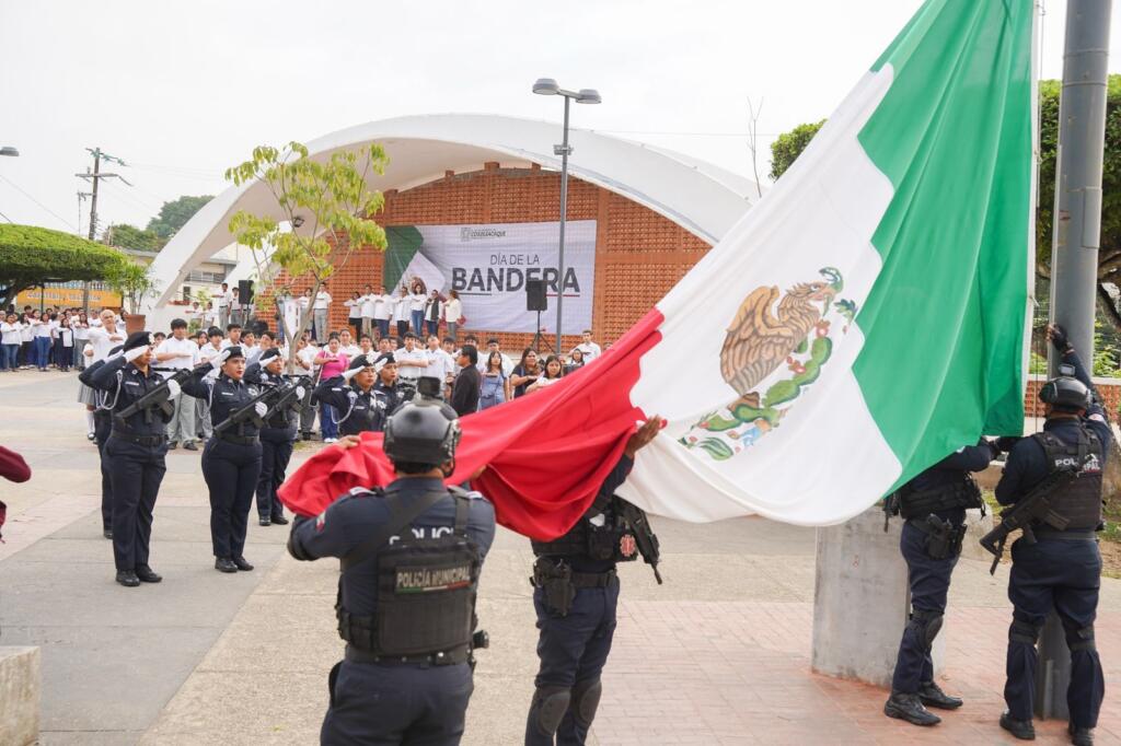 Cosoleacaque conmemora con orgullo el Día de la Bandera.