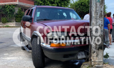 (+VIDEO)Camioneta termina imp4ctad4 contra poste de CFE en Minatitlán; presuntamente evitaron ch0que contra taxi